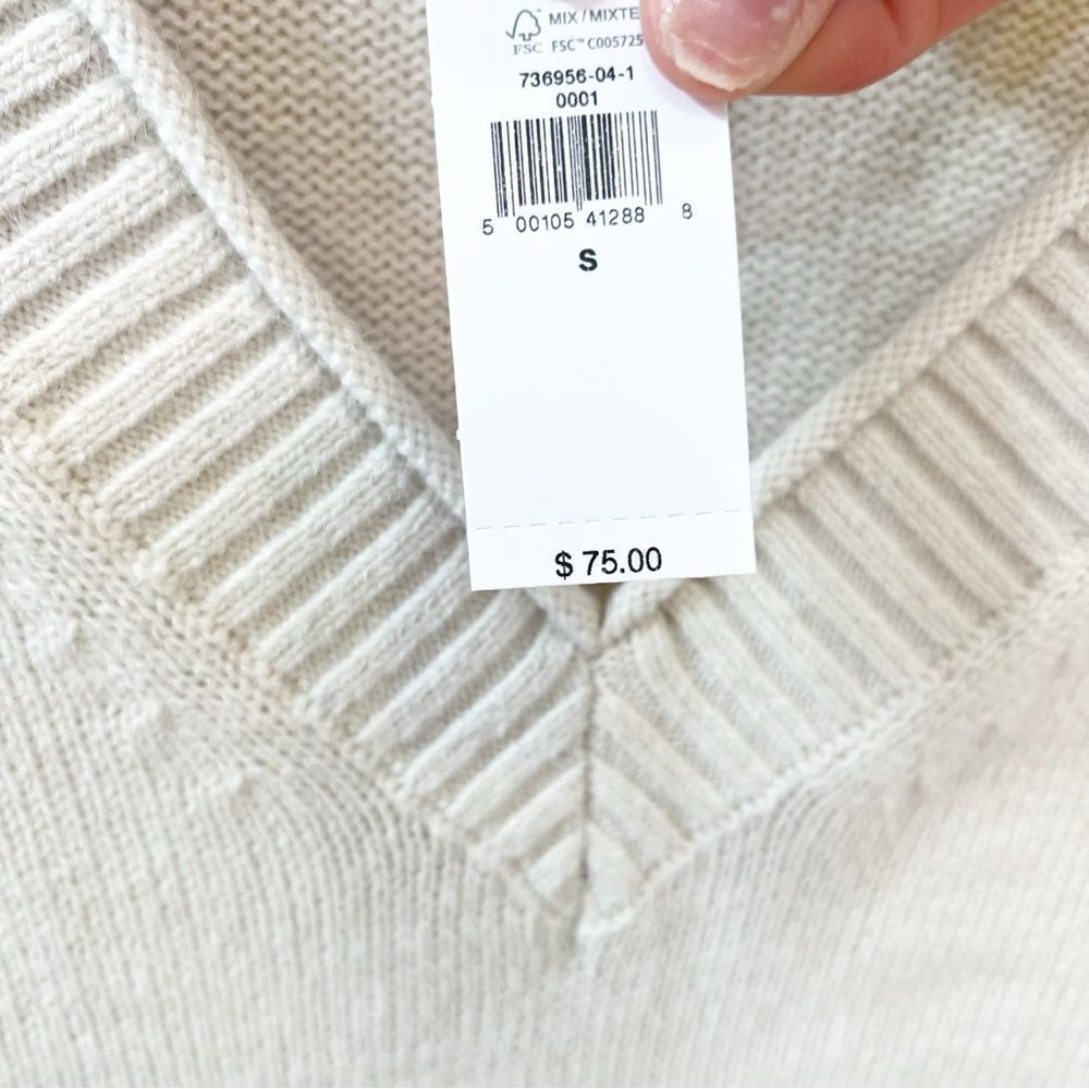 Banana Republic essential Vneck Sweater w Long sleeves &ribbed neck, arms& cuff - Picture 4 of 12